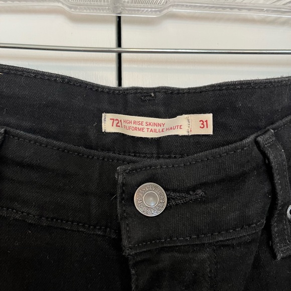 Black high rise skinny Levi’s - Picture 2 of 4